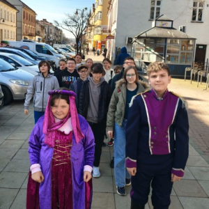 Obchody 696 rocznicy lokacji Tarnowa - nasi uczniowie idą ulicą Krakowską