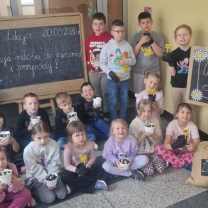 Lekcja w klasie 2a i 2b o zwierzętach i roślinach - dzieci z wiosennym ogródkiem