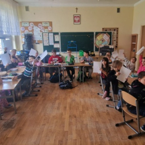 Lekcja w klasie 2a i 2b o zwierzętach i roślinach - dzieci podczas lekcji