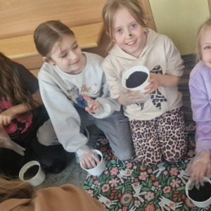 Lekcja w klasie 2a i 2b o zwierzętach i roślinach - dzieci sadzą rośliny