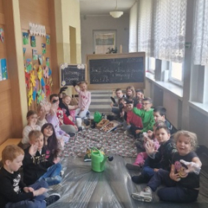 Lekcja w klasie 2a i 2b o miłości do roślin i zwierząt