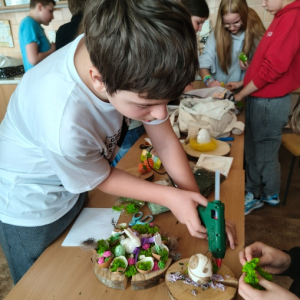 Uczniowie z klasy szóstej wykonują stroiki wielkanocne