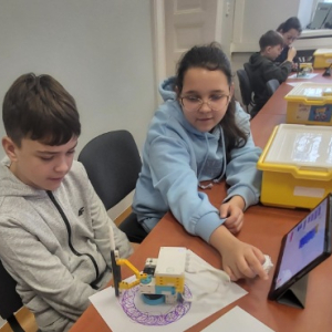 Klasa 5a na zajęciach z programowania i robotyki w Bibliotece Pedagogicznej
