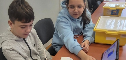 Klasa 5a na kolejnych zajęciach z programowania i robotyki w Bibliotece Pedagogicznej