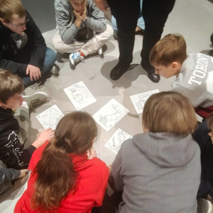 Uczniowie z klasy szóstej na warsztatach historycznych