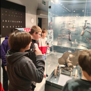 Uczniowie z klasy szóstej na warsztatach historycznych zwiedzają wystawę