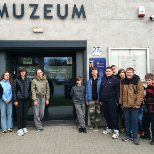 Uczniowie z klasy szóstej przed wejściem do Muzeum