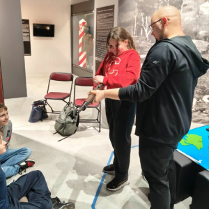 Uczniowie z klasy szóstej na warsztatach historycznych