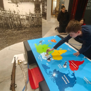 Uczniowie z klasy szóstej na warsztatach historycznych