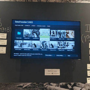 Uczniowie z klasy szóstej na warsztatach historycznych - fragment wystawy