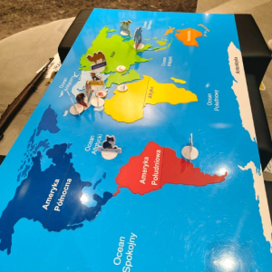 Uczniowie z klasy szóstej na warsztatach historycznych - fragment wystawy