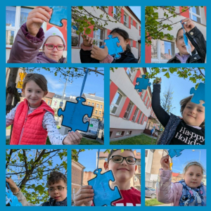 Drzewo klasy 1a z niebieskimi puzzlami - kolaż zdjęć
