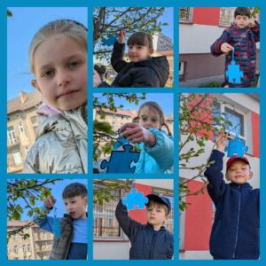 Drzewo klasy 1a z niebieskimi puzzlami - kolaż zdjęć