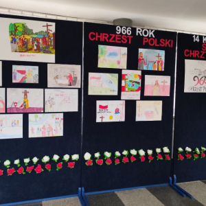 Obchody Chrztu Polski - wystawa prac na korytarzu głównym szkoły