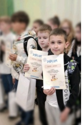 Międzyszkolny Konkurs Języka Angielskiego w SP nr 1 w Tarnowie - nasi uczniowie podczas rozdania nagród