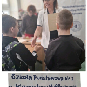 Międzyszkolny Konkurs Języka Angielskiego w SP nr 1 w Tarnowie - nasi uczniowie podczas rozdania nagród 