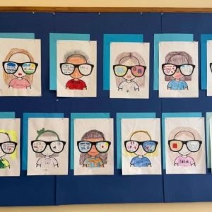 Niebieskie okulary w klasie 3 - wystawa prac plastycznych