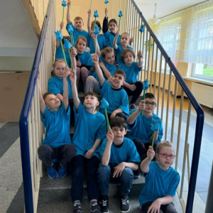 Niebieskie tulipany w klasie 1a