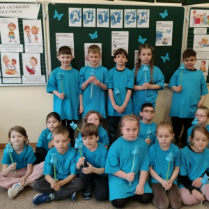 Niebieskie tulipany w klasie 1a