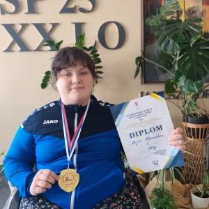 Weronika Zając z dyplomem za sportowe osiągnięcie