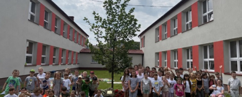 Spotkanie uczniów klas I-III przy Dębie Pamięci Stefana Syrka