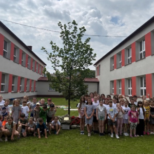 Spotkanie klas I-III przy Dębie Pamięci Stefana Syrka