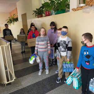Akcja humanitarna dla Ukrainy - uczniowie z klasy 4b niosą zebrane produkty