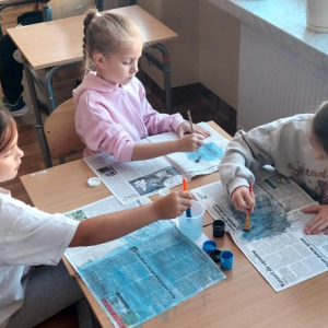 Zajęcia plastyczne na świetlicy szkolnej - górski pejzaż - dzieci przy pracy