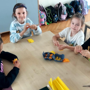Zajęcia plastyczne na świetlicy szkolnej - górski pejzaż - dzieci przy pracy