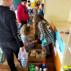 Akcja humanitarna dla Ukrainy - uczniowie z klasy 4b pakują zebrane produkty