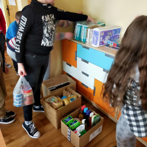 Akcja humanitarna dla Ukrainy - uczniowie z klasy 4b pakują zebrane dary