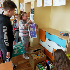 Akcja humanitarna dla Ukrainy - uczniowie z klasy 4b pakują dary