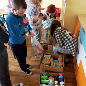 Akcja humanitarna dla Ukrainy - uczniowie z klasy 4b pakują produkty