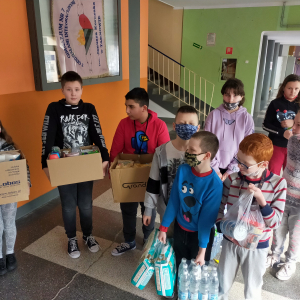 Akcja humanitarna dla Ukrainy - uczniowie z klasy 4b niosą zebrane dary