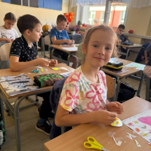 Dzieci z klasy 1a wykonują elementy odblaskowe