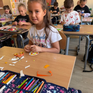 Dzieci z klasy 1a wykonują elementy odblaskowe