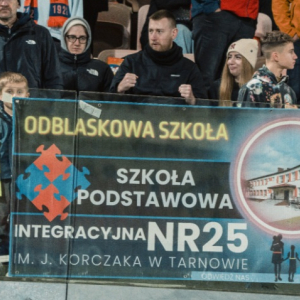 Baner SP25 na trybunach podczas meczu