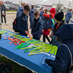 Stoisko SP25 z odblaskami przed meczem