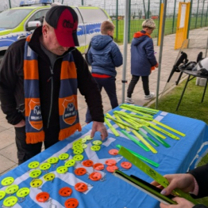 Stoisko SP25 z odblaskami przed meczem