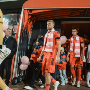 Uczniowie z SP25 wprowadzają zawodników na boisko