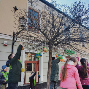 Pisankowy Desant 2022 - wieszanie pisanek na drzewku nr 14 na ulicy Wałowej 