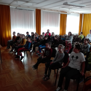 Uczniowie z klas 1 - 3 szkoły podstawowej podczas spotkania z panem Krzysztofem Petkiem.