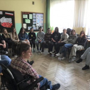 Uczniowie 1 LO zasłuchani w relację przeżyć z okresu zesłania na Syberię