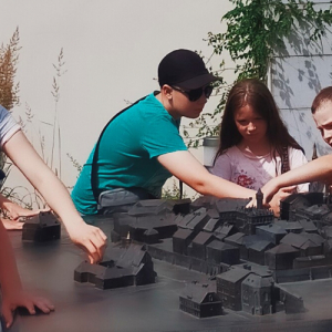 Dzień z wychowawcą - uczniowie z klasy 4b na makiecie miasta Tarnowa szukają ważniejsze budynki
